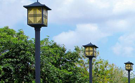 太阳能巴宜庭院灯怎么选亮度与续航更耐用